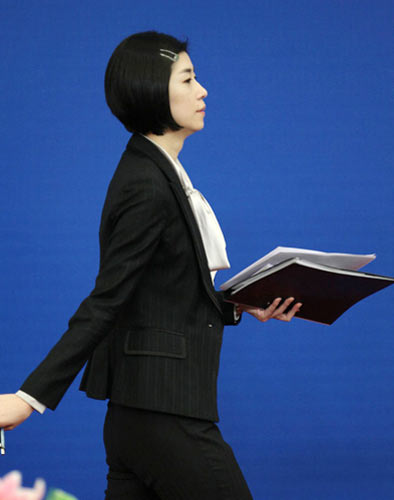 兩會花絮 美女翻譯用英語宣讀注意事項獲贊